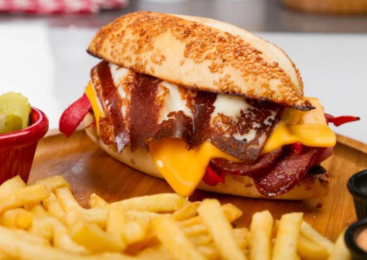 <p><strong>16. Kumru &ndash; T&uuml;rkiye</strong></p>

<p><strong>İzmir'in T&uuml;rk sandvi&ccedil;lerinden "Kumru" yer aldı.</strong></p>
