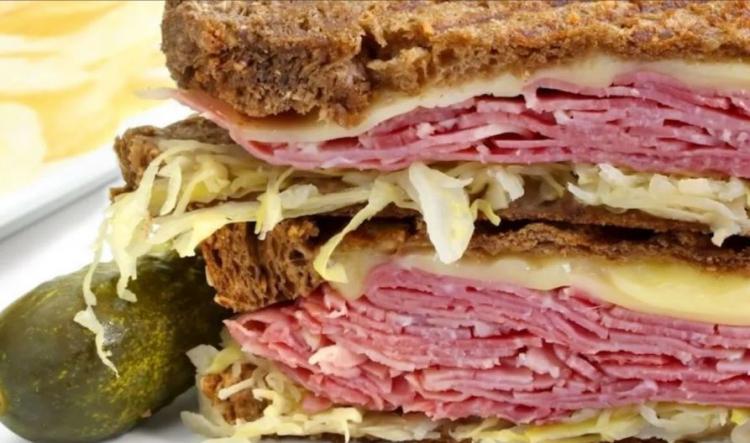 <p><strong>53. Corned Beef Sandwich &ndash; ABD</strong></p>
