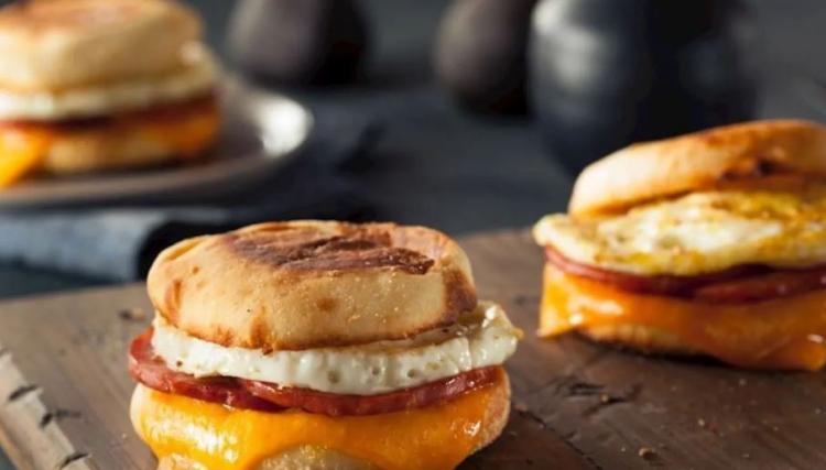 <p><strong>52. Fried Egg Sandwich &ndash; ABD</strong></p>
