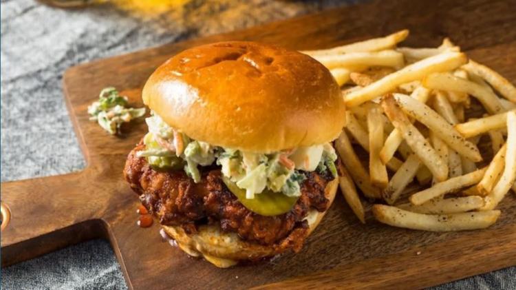 <p><strong>41. Hot Chicken Sandwich &ndash; ABD</strong></p>
