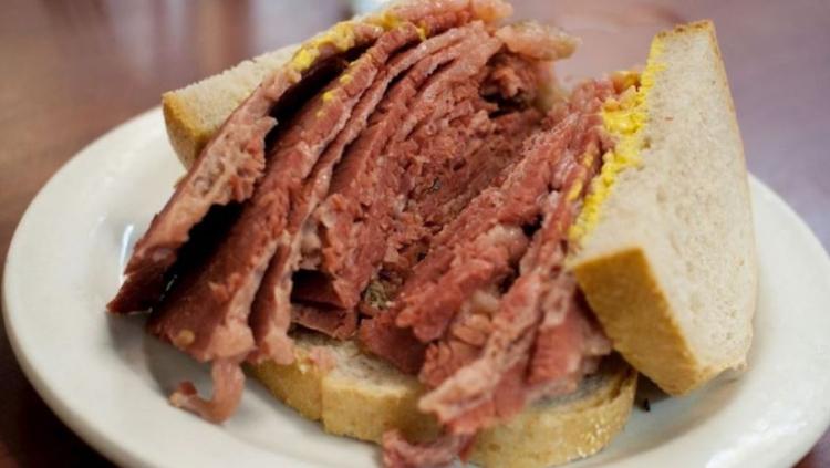<p><strong>14. Montreal Smoked Meat &ndash; Kanada</strong></p>

