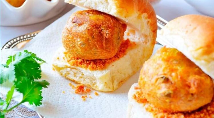 <p><strong>13. Vada pav &ndash; Hindistan</strong></p>
