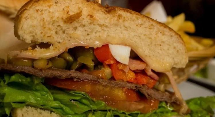 <p><strong>12. Chivito &ndash; Uruguay</strong></p>
