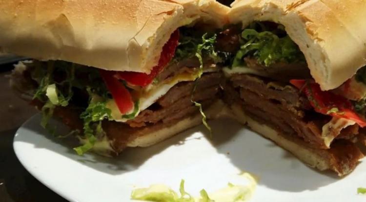 <p><strong>9. S&aacute;nguche de milanesa &ndash; Arjantin</strong></p>
