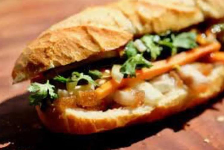 <p><strong>5. Roasted Pork Belly B&aacute;nh M&igrave; (B&aacute;nh m&igrave; heo quay) &ndash; Vietnam</strong></p>
