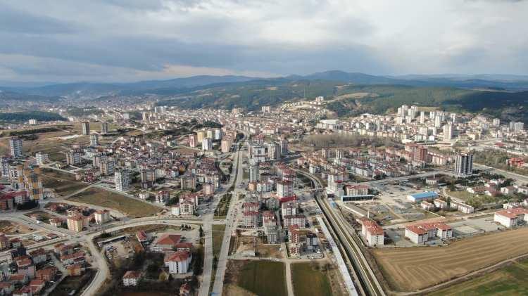 <p>Kastamonu’nun hem köyleri hem ilçeleri hem de şehir merkezine yoğun dönüşlerin olması sebebiyle kentte kiralık ya da satılık arsa veya evler için büyük talep yaşanıyor.</p>
