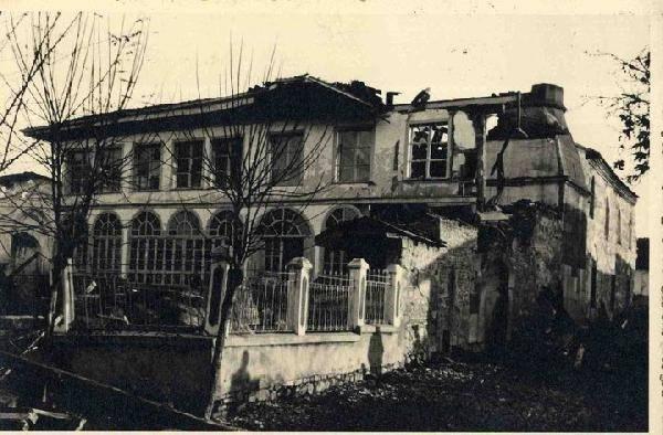 <p>Bizim evimiz ahşaptı ama tuğladan yapılan tüm evler yıkılmıştı. 6 çadırda yaşadık. Sonra marangoz olan amcam ahşaptan tek katlı ev yaptı, iki hane 7 sene orada yaşadık” ifadelerini kullandı.</p>
