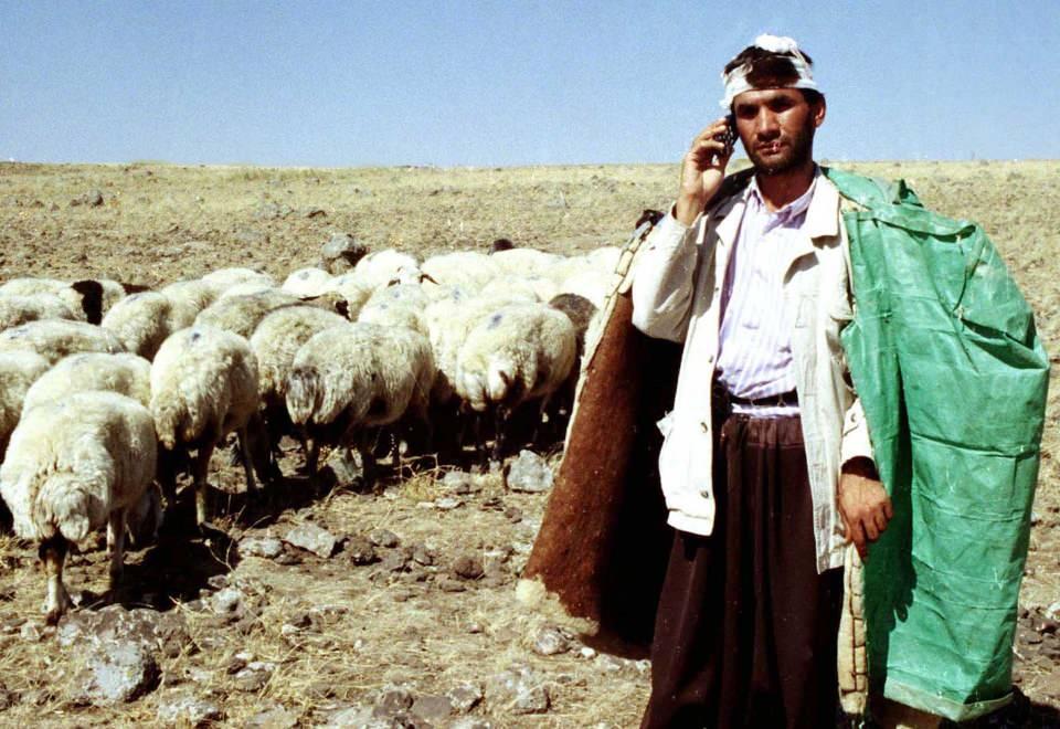 <p>12 Aralık 2001'de Şanlıurfa’nın Siverek ilçesinde hayvan sahipleriyle görüşen bir çoban.</p>
