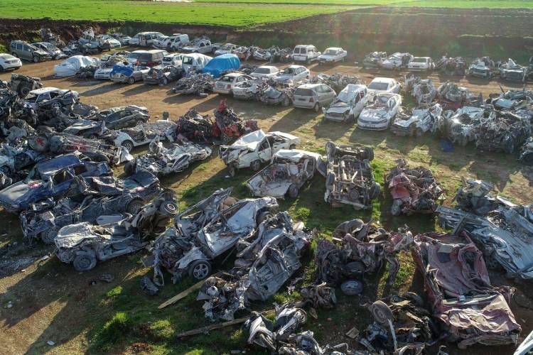 <p>Adıyaman'da yıkılan binaların enkazından çıkarılan ve hemen hepsi hasarlı olan otomobiller kentte belirlenen üç yediemin otoparkında sahiplerini bekliyor.</p>

<p> </p>

