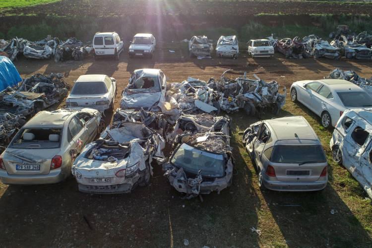 <p>Otoparklarda hurdaya dönmüş ve plakası belirlenemeyen araçlar, şasi numaraları ve ruhsatlarına göre tespit edilip tutanak karşılığında sahiplerine veriliyor.</p>