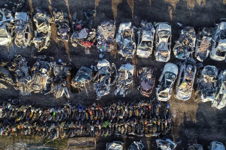 <p>"Enkazda hasar gören araçlar kentimizdeki 10 çekiciyle otoparka çekiliyordu. Çekiciler yetersiz kaldığı için il dışından çekiciler getirildi. Araçlar üç yediemin otoparkına çekiliyor. Otoparka getirilen bin araçtan 378'inin sahibine henüz ulaşılamadı. Diğerlerinin sahipleriyle irtibat kuruldu. Bu araçlarla ilgili devletin atacağı adım bekleniyor."</p>
