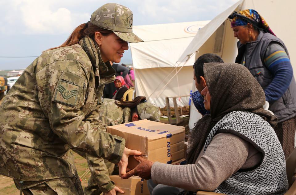 <p>İl&ccedil;ede g&ouml;rev yapan kadın subay ve astsubaylar, kırsal Arpalı Mahallesi'nde kurulan &ccedil;adır kente gitti. Burada yaşayan kadın ve &ccedil;ocuklarla sohbet eden askerler, onlara i&ccedil;inde hijyen malzemesinin bulunduğu &ccedil;eşitli hediyeler verdi.</p>

<p>&nbsp;</p>
