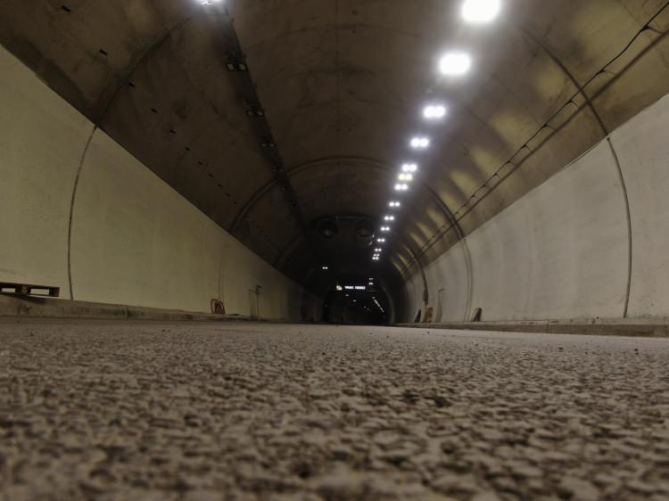 <p>Türkiye’nin gurur projeleri arasında gösterilen hizmete girdiğinde dünyanın üçüncü, Avrupa’nın ve Türkiye'nin ise en uzun çift tüplü karayolu tüneli olacak olan Yeni Zigana Tüneli önümüzdeki Nisan ayında yapılması planlanan açılış için gün sayıyor. </p>
