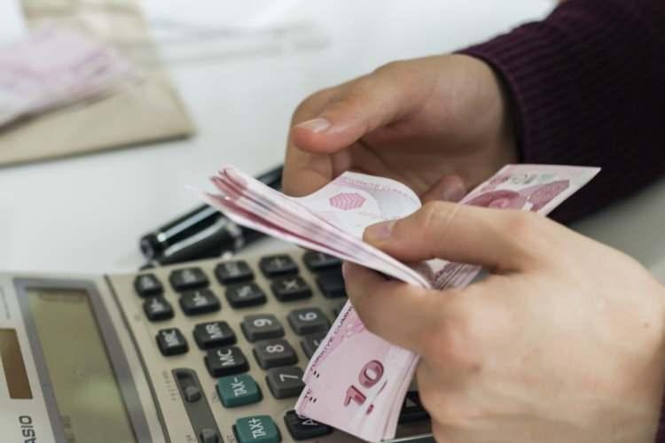 <p>Yönetmelikte avans için aylığın 90 gün içinde ödenememesi koşulu aranmakla birlikte, yönetmeliğe dayanak teşkil eden 5510 Sayılı Sosyal Sigortalar ve Genel Sağlık Sigortası Kanunu’nun 97. maddesinde süre sınırı bulunmuyor. Kanun, <strong>“Hak edilen alacakların süresi içinde ödenememesi halinde avans verilmesine”</strong> olanak sağlıyor.</p>
