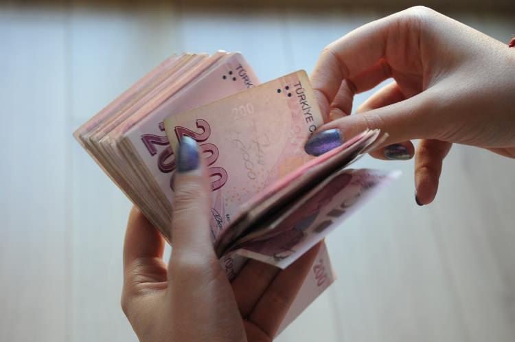 <p> Tartışmaların da çıktığı kuyruktakilere polis müdahale ederek olayların büyümesini engelledi.</p>