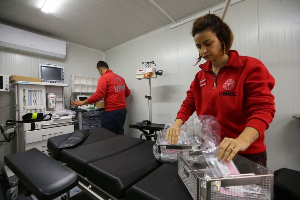 <p>Depremde ağır hasar alan Nurdağı Devlet Hastanesini devre dışı bırakan Sağlık Bakanlığı, il&ccedil;enin muhtelif yerlerine kurduğu b&uuml;y&uuml;k sağlık &ccedil;adırlarında vatandaşa hizmet sundu.</p>

<p>&nbsp;</p>
