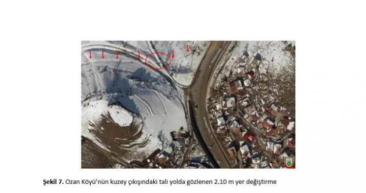 <p>Aksu Göleti`nden itibaren yaklaşık 4.4 km ötelenen Kısık Dere’nin kuzey yamaçlarını kullanarak Karaağaç Köyü’nün doğusuna kadar kesintisiz izlenebilmektedir. Bu bölümde 3m’nin üzerinde yanal atımlar ölçüldü.</p>