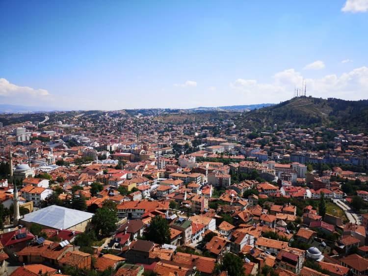 <p>Milletimizin şu anda TOKİ konutlarına talebi var. Bugün iki kişi TOKİ konutlarında eviniz var mı diye geldi. İnşallah bundan sonraki yapılaşmalar yatay mimari olur, daha sağlam binalar yapılır ve bu tedirginliğimizi de üzerimizden atarız” dedi.</p>