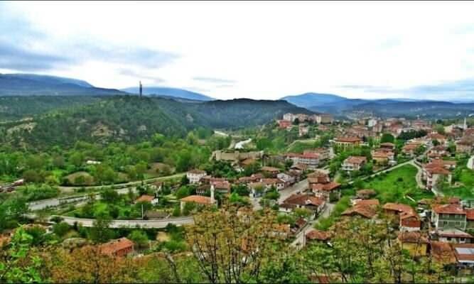 <p>Kastamonu, şu anda büyük bir göç yaşıyor. Fazlasıyla ne kiralama talebini karşılayabilecek durumdayız ne de ev satın almak noktasında bu talebi şu anda Kastamonu’nun gayrimenkul noktasında mevcut ekonomik şartlardan ötürü elde bulunan gayrimenkuller haddinden fazla fahiş fiyatlara çıktı. Merakla bizler de bu işin sonunun nereye gideceğini bekliyoruz. Bu göç dalgası ne kadar sürecek bilemiyoruz” diye konuştu.</p>
