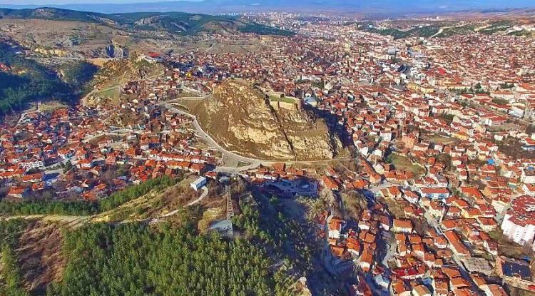 <p>Kastamonu Emlakçılar Derneği Başkan Yardımcısı Ali Aydemir de, “Yüksek katlı dairelerde oturan arkadaşlarımız, depremlerde sallandıklarını ve çok tedirgin olduklarını ve bundan dolayı da 300-500 metrekare arsa aradıklarını ve buralara tek katlı ya da iki katlı evler yapmak istediklerini söylüyorlar. </p>