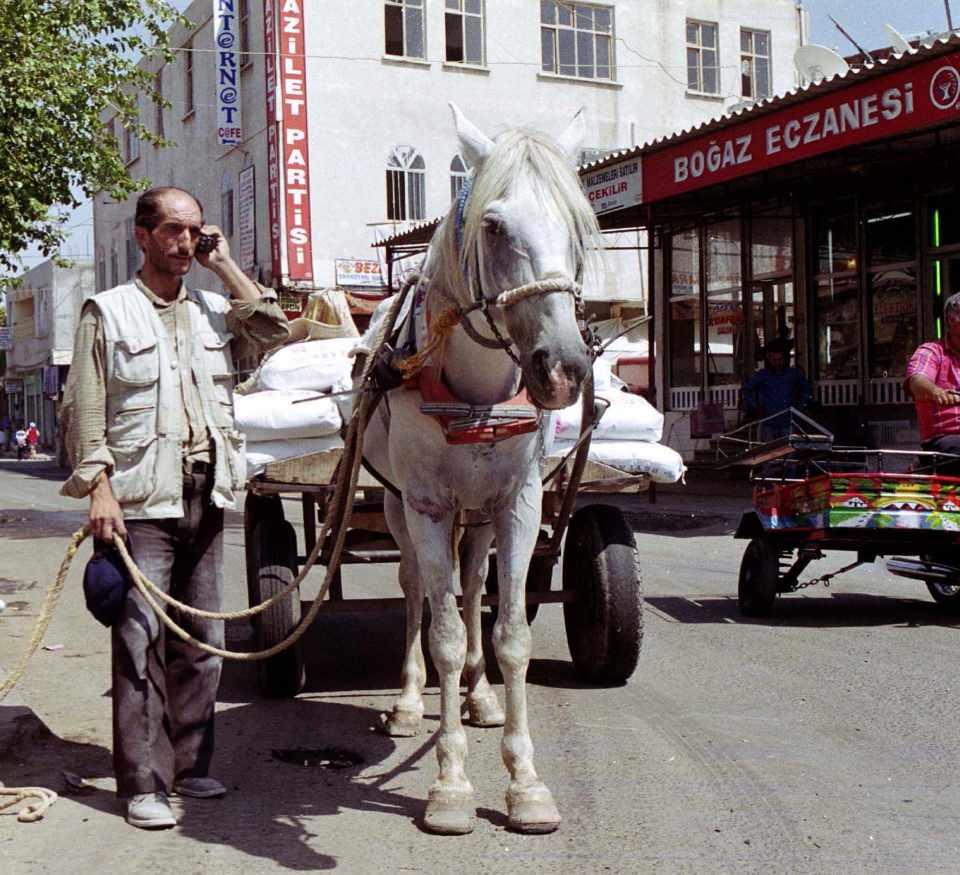 <p> 23 Ağustos 2001'de Şanlıurfa'da bir at arabası sahibi.</p>