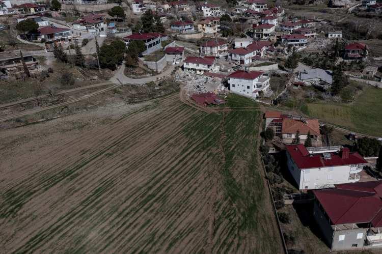 <p>Yazın nüfusun 2 bin 500'e çıktığı mahallede 350 hanenin bulunduğunu, 60 evin, sakinleri yurt dışında yaşadığı için boş olduğunu belirten Ünlügedik, evlerin yarısından çoğunun yıkıldığını ifade etti.</p>