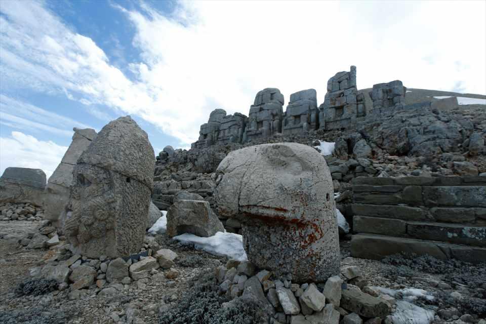 <p>Heykellerin tarihi hakkında bilgi veren Temelli, Nemrut Dağı'ndaki heykellerin Milattan Önce 1'inci yüzyılda Kommagene Kralı Antiochos tarafından tapınak olarak inşa edildiğini anımsattı.</p>

<p> </p>
