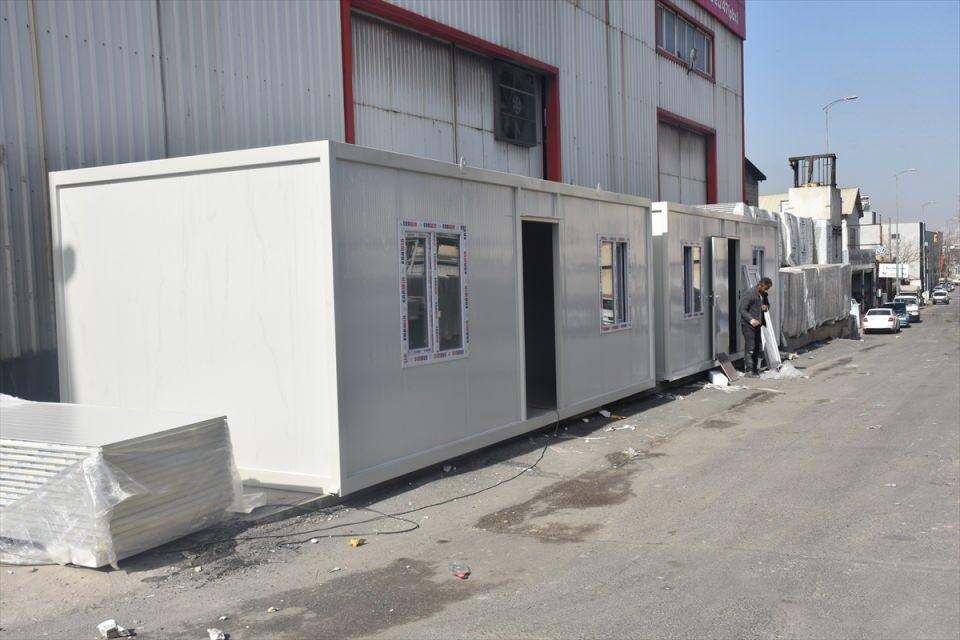 <p>Bu çalışmalar dolayısıyla planlarında değişikliğe gittiklerine işaret eden Dalgacı, "Konteyner taleplerinde Valilik teslimatları dolayısıyla 31 Mart'a kadar sipariş almamaya çalışıyoruz. Aldıklarımızı da bu tarihten sonrasına sıralıyoruz." dedi.</p>

<p> </p>
