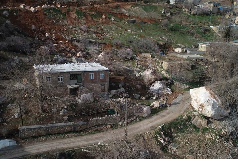 <p>Çok büyük bir tehlike atlattık ve hâlâ evlere giremiyoruz. Bazı kayalar evin 5 metre yakınından geçti." ifadesini kullandı.</p>
<p> </p>