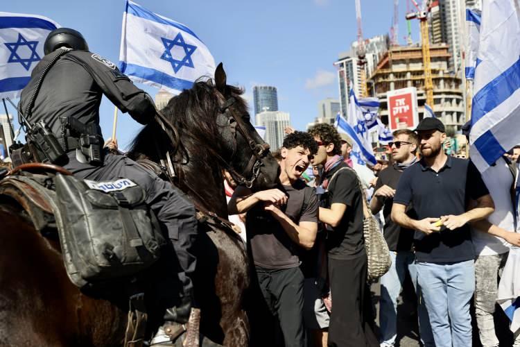 <p>İsrail'de hükümet, tartışmalı yargı düzenlemesini Meclis'ten geçirme noktasında adım adım ilerlerken, bunu "yargıya müdahale" olarak değerlendiren grupların ülke genelinde 9 haftayı geride bırakan eylemleri giderek artıyor.</p>