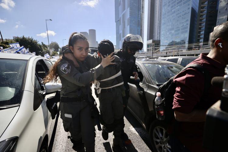 <p>Eylemci grupların, yol kapama gibi günlük hayatı sekteye uğratacak şekilde planladığı protesto çağrıları; İsrail basınına, "Diktatörlüğe Karşı Direniş Günü", "Direniş Günü" ve "Sivil İtaatsizlik Günü" gibi başlıklarla yansıdı.</p>

<p>Tel Aviv’de, yargı düzenlemesinin ülkedeki güçler ayrılığına karşı tehdit oluşturduğunu ve demokratik yapıya zarar vereceğinin düşünen gösteriler, “Demokrasi” sloganları attı.</p>
