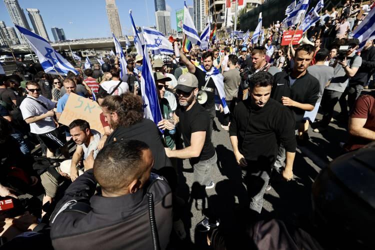 <p>İsrail Kamu Yayın Kuruluşu (KAN), polisin göstericilere müdahalesini, “tehlikeli polis şiddeti” olarak aktardı.</p>

<p>Batı Kudüs'te de bir grup gösterici Başbakan Netanyahu'nun evinin önünde toplandı.</p>

<p>Bir başka grup ise Netanyahu hükümetinin de destekçisi sağcı sivil toplum kuruluşu Kohelet'in Batı Kudüs'teki merkezine gelerek, buranın girişini kapatmaya çalıştı. Göstericiler merkezden çıkanların üzerine sahte dolar banknotları attı.</p>

<p>Sokaklara yayılan protesto eylemleri, denizde de gerçekleştiriliyor.</p>
