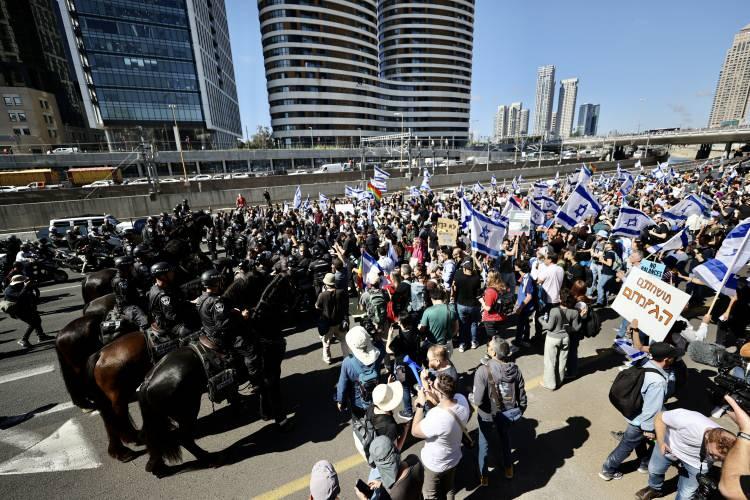<p>Gösterilere katılan 66 yaşındaki Theodore Hertzkoretz, yaptığı açıklamada, “Hükümetin hayata geçirmek istediği yargı inkılabını protesto etmek için bu harika insanlarla buradayız.” ifadelerini kullandı.</p>
<p>Netanyahu hükümetinin, protestolara rağmen yargı düzenlemesini Meclis'ten geçirmekteki ısrarlı tutumunu değerlendiren Hertzkoretz, “Onlar bunu yapmakta kararlı, ancak biz onlardan daha az kararlı değiliz. Bunu engellemek için biz daha kararlıyız. Güçlüyüz, ısrarcıyız ve bunu yapacağız.” diye konuştu.</p>