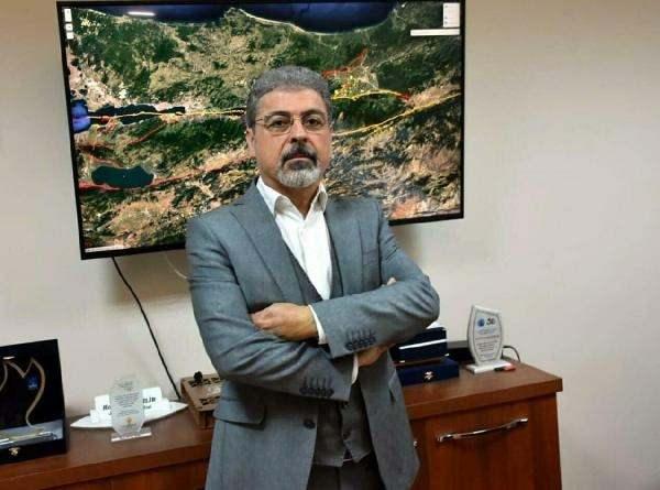<p>DEÜ DAUM Müdürü ve AFAD Deprem Danışma Kurulu Üyesi Prof. Dr. Hasan Sözbilir, AFAD Deprem ve Risk Azaltma Genel Müdürlüğü'ne bağlı Ahmet Demir ve Gökhan Arslan'dan oluşan ekip ile afet bölgesinde çalışma yaptı. </p>
