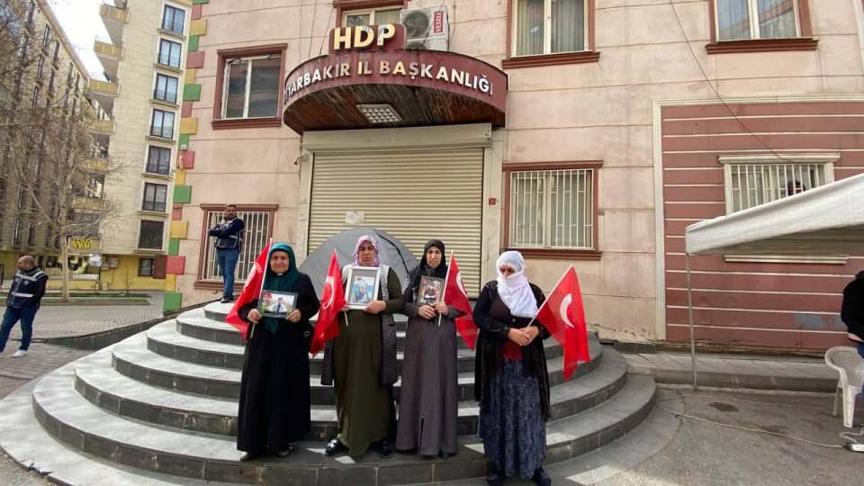 <p>Diyarbakır'da, terör örgütü PKK tarafından dağa kaçırıldığını söylediği oğlu Yavuz için HDP il binası önünde oturma eylemi yapan Sevgi Çağmar, 8 Mart Dünya Kadınlar Günü’ne çocuklarından ayrı girdiklerini belirterek, "Ne Kadınlar Günü ne de bayramımız var" dedi.</p>
<p> </p>