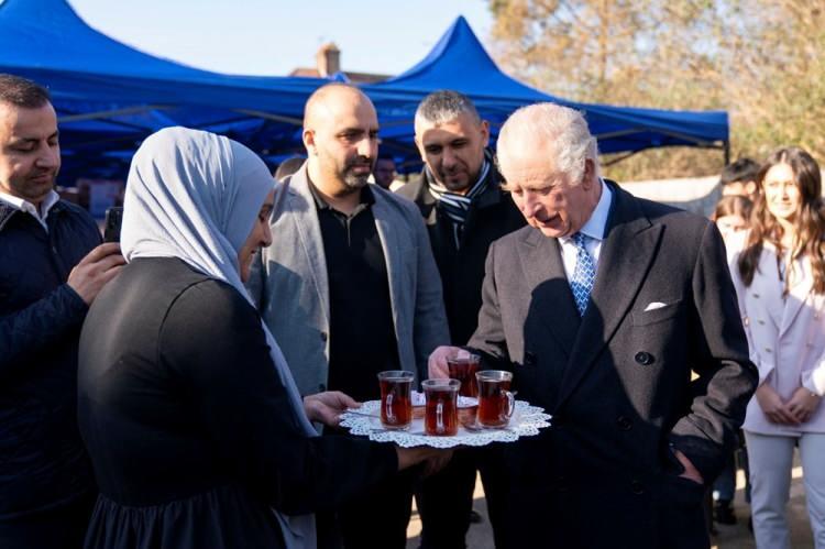 <p><span style="color:#000000"><strong>Yiyecek, battaniye ve sıcak tutan kıyafetleri toplayan, paketleyen ve nakliyesini organize eden gönüllülerle buluşan Charles, burada yapılabilecek yardımlarla ilgili gönüllülerle fikir alışverişi yapmış ve Türk çayı içmişti. </strong></span></p>