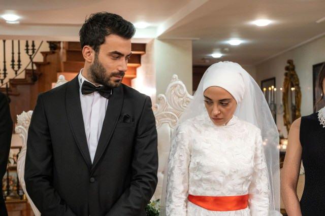 <p><strong>ÜST KURULDAN YAPTIRIM KARARI</strong></p>
<p><strong>RADYO ve Televizyon Üst Kurulu (RTÜK) Başkanı Ebubekir Şahin, bir televizyon dizisinde yer alan kadına şiddet görüntüleriyle ilgili inceleme başlatıldığını açıklamıştı.</strong></p>
<p> </p>
