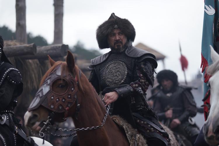 <p><span style="color:#8B4513"><strong>2011 YILINDA EN İYİ ERKEK OYUNCU SEÇİLDİ</strong></span></p>

<p><strong><span style="color:#8B4513">Kazakistan</span> ve <span style="color:#8B4513">Türk</span> dünyasının en ünlü aktörleri arasında yer alan başarılı oyuncu, <span style="color:#8B4513">84. Akademi Ödülleri</span>'nde<span style="color:#8B4513"> Kazakistan'ın En İyi Yabancı Film </span>dalında seçilen <span style="color:#8B4513">The Liquidator</span> ve <span style="color:#8B4513">Returning to the A</span> filmindeki başarılı performansıyla <span style="color:#8B4513">2011</span> yılında<span style="color:#8B4513"> En İyi Erkek Oyuncu</span> seçildi. </strong></p>
