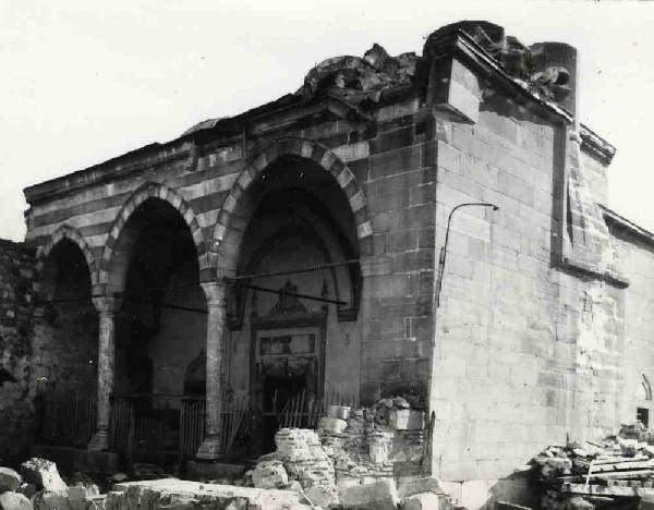 <p>Her zaman için bir tedirginlik yaşadıklarını da belirten Ali Canlı, “Son yaşanan depremlerden de çok etkilendik. Binlerce insan hayatını kaybetti. Evler yıkıldı. Allah oradaki tüm insanların yardımcısı olsun” diye konuştu.</p>