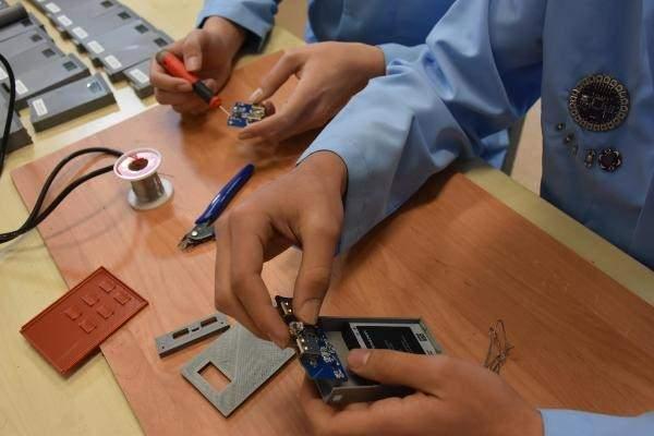 <p>Taşınabilir şarj cihazı aynı zamanda güneş enerjisiyle yaklaşık 6 saatte doluyor. Bölgeden bu konuda olumlu dönüş alınca isabetli bir iş yaptığımızı anladık" dedi.</p>
