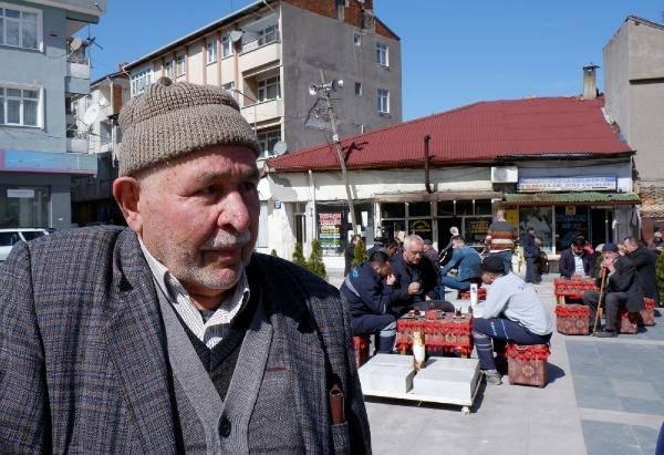 <p>1943'te 10 yaşında olduğunu söyleyen 90 yaşındaki Mehmet Ardanuç, “Evimiz ahşap olmasına rağmen ikiye ayrıldı. Aylarca derme çatma bir çadırda yaşadık. Komşularımız, yakınlarımız hayatını kaybetti. Bugün yaşanan depremleri görünce o günler aklıma geldi. Allah herkesin yardımcısı olsun” dedi.</p>