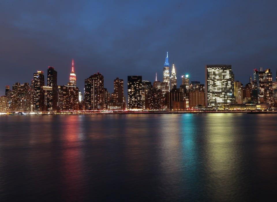 <p>ABD'nin New York kentinde bulunan Empire State Binası, Kahramanmaraş'ta 6 Şubat'ta meydana gelen 7,7 ve 7,6 büyüklüğündeki depremlerin ardından hayatını kaybedenler anısına Türk Bayrağı renkleriyle ışıklandırıldı.</p>
<p> </p>