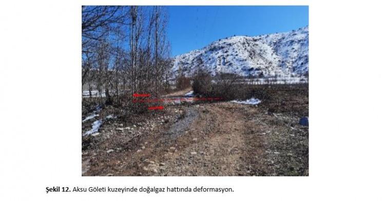 <p>Yine 6 Şubat`ta 13.24’te Elbistan (Kahramanmaraş) merkezli 7,6 büyüklüğündeki deprem Çardak Fayı ile Doğanşehir Fay Zonu üzerinde yüzey kırığı oluşturdu, Sürgü Parçası üzerinde bir hareket sahada gözlenemedi. Bu bölümde Kahramanmaraş’ın Nurhak ilçesinin doğusundan başlayarak Göksun ilçesinin batısına kadar uzanan Çardak Fayı ile Malatya Doğanşehir ilçesinden geçen KD-GB yönünde 30 km uzunluğundaki Doğanşehir Fay Zonu değerlendirildi. Yüzey kırığı fayın en batı ucunda Göksun’un doğusundaki Soğuksu mahallesinde izlenmeye başlandı. K60D doğrultusunda Karaahmet Mahallesi`nin güneyinden Kısıktepe’nin kuzey yamaçlarını kullanan kırık Salyan güneyini takip ederek Gücüksu’nun güneydoğusuna kadar kesintisiz izlenebilirken Salyan-Ahmetcik yolu üzerinde 4 metre sol yanal yer değiştirme ölçüldü.</p>