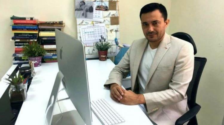 <p><strong><span style="color:#800000">42 yaşındaki Doç. Dr. M. Umut Tuncer, anne ve babasıyla olan fotoğrafını ayetle paylaşmıştı.</span></strong></p>
<p> </p>