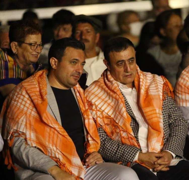 <p><span style="color:#800000"><strong>Mahmut Tuncer'in oğluna "Babasına benziyor" yorumları geldi.</strong></span></p>
<p> </p>