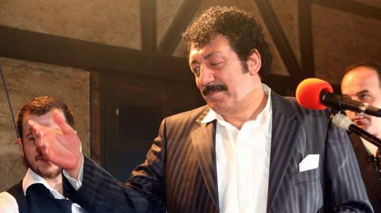 <p><span style="color:#FF0000"><strong>"MÜSLÜM GÜRSES YAŞANMAMIŞLIKLARI ANLATIR"</strong></span></p>

<p><span style="color:#000000"><strong>Hüzünlü müzikleriyle akıllarda yer edinen Müslüm Gürses'i örnek veren Özkılıç, sözlerini şöyle sürdürdü:</strong></span></p>

<p><span style="color:#000000"><strong>"Müslüm Gürses benim hayatımda da önemli bir yerdedir. Seni Yazdım Kalbime ve Unutamadım bence herkesin dinlediği şarkılarından olsa gerek. Herkes belirli acılar yaşar bu hayatta. Acısız bir insan veya geçmişinde bir acı olmayan bir insan yok diye düşünüyorum. Müslüm Gürses dert babası mı?</strong></span></p>
