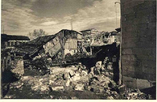 <p>Resmi kayıtlara göre 4 bin 16 kişinin hayatını kaybettiği, 4 bin 471 kişinin de yaralandığı ve 23 bin 785 evin yıkıldığı Ladik depremi, Amasya, Çankırı, Çorum, Kastamonu, Samsun, Sinop ve Tokat’ı da etkiledi.</p>
