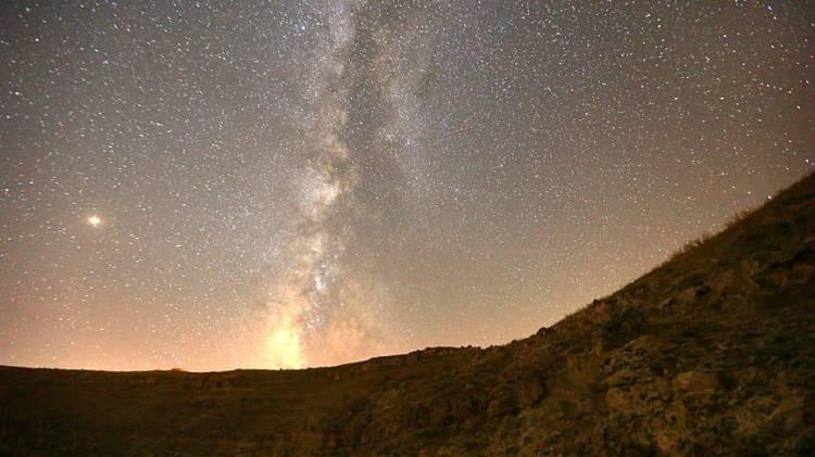 <p>NASA verilerine göre, 2023 DW'nin çapı yaklaşık 50 metre olarak hesaplanırken, göktaşının 14 Şubat 2046'da dünyaya 1,8 milyon kilometre mesafeden geçeceği tahmin ediliyor.</p>

<p> </p>
