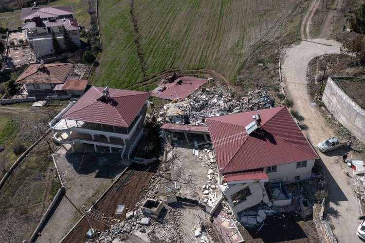 <p><strong>ÇİĞLİ MAHALLESİ İKİYE BÖLÜNDÜ</strong></p>

<p>Kahramanmaraş'ta, depremlerin ardından oluşan yarık nedeniyle Dulkadiroğlu ilçesine bağlı Çiğli Mahallesi ikiye bölündü.</p>

<p>Merkez üssü Kahramanmaraş'ın Pazarcık ve Elbistan ilçeleri olan, 7,7 ve 7,6 büyüklüğündeki depremlerin ardından Dulkadiroğlu ilçesindeki Çiğli Mahallesi'nden geçen fay hattının üzerindeki alanda yarık oluştu. Yaklaşık 2 metre eninde, 500 metre uzunluğunda ve 1 metre derinliğindeki yarığın mahalleyi ve tarlaları ikiye böldüğü görüldü.</p>
