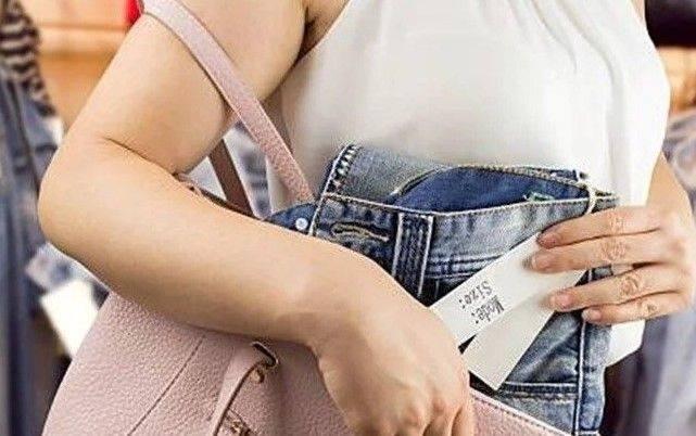 <p><strong>Karakolda ifade veren genç oyuncu, bir süredir kleptomani rahatsızlığı olduğunu ancak doktordan rapor almadığını açıkladı. </strong></p>
<p><span style="color:#B22222"><strong>"PİŞMANIM"</strong></span></p>
<p><strong>Psikolojik destek de gördüğünü belirten genç kadın, yaptığından dolayı pişman olduğunu ifade etti.</strong></p>